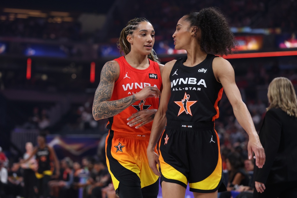 ⭐WNBA全明星正赛-科利尔36+9 克拉克因伤缺席 科利尔队大胜